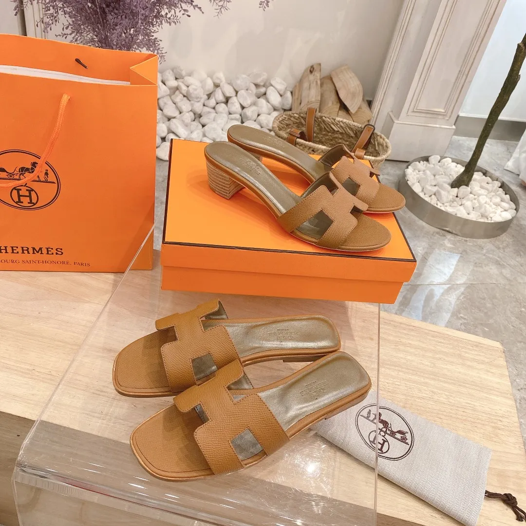 👟👟Ex-factory price 300👟👟 Genuine leather sole +40 🦄Hermès "Palm Print" has added new color sandals, "Year-round shipment" with three-dimensional concave and convex feeling on the classic "H" upper... It is a must-have item in your wardrobe, and it is magically versatile in this summer! This model fully demonstrates the classic Hermès style "palm print". Classic calfskin material ~ imported sheepskin. Lining 🐎Size: 34~42. Heel height ② type: low heel 1.5cm. Medium heel 4.5cm. Genuine leather sole +40 rubber sole.